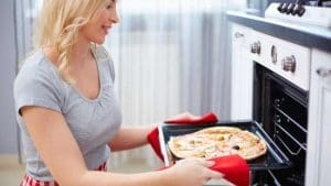Forno, fai sparire i cattivi odori con un trucchetto semplicissimo: questo ingrediente è una svolta assoluta